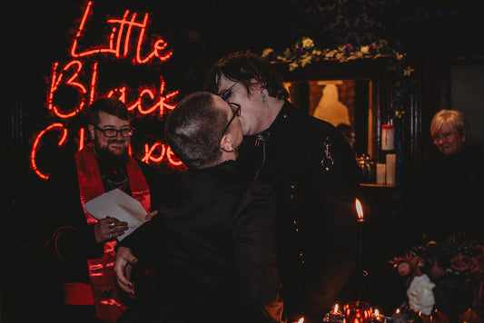 A + M : A Satanic wedding, but make it Tim Burton